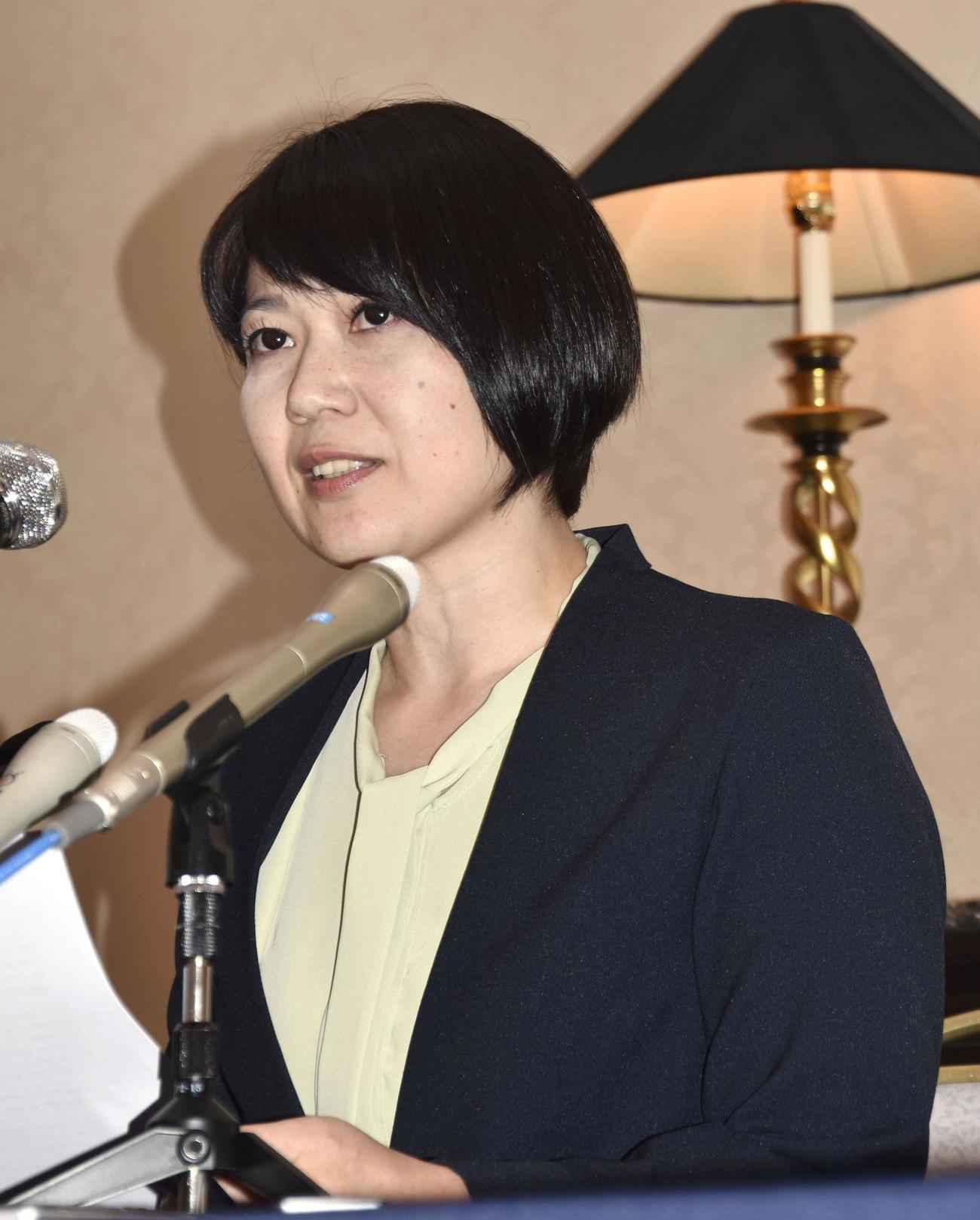 前橋市長選への出直し立候補を正式表明した小川晶前市長＝17日午後、前橋市内のホテル（共同）