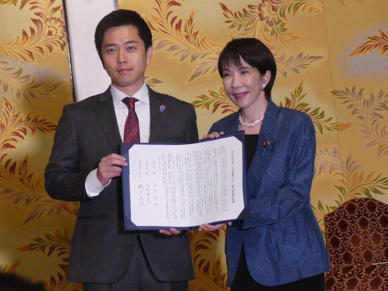 連立政権樹立の合意書を披露する日本維新の会の吉村洋文代表（左）と自民党の高市早苗総裁（2025年10月撮影）