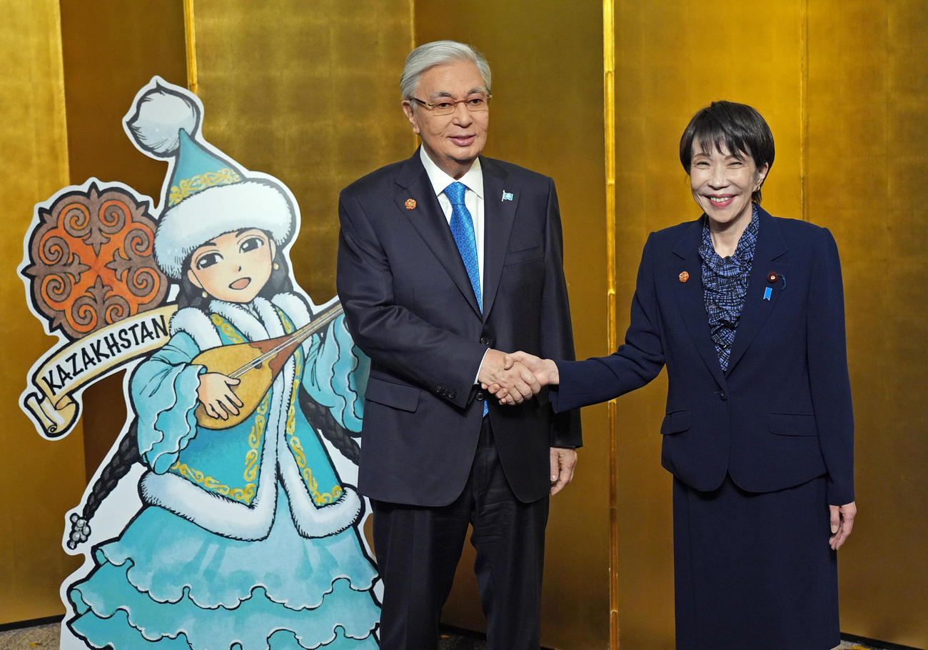 中央アジア5カ国との首脳会合を前に、カザフスタンのトカエフ大統領（左）と握手する高市首相（共同）