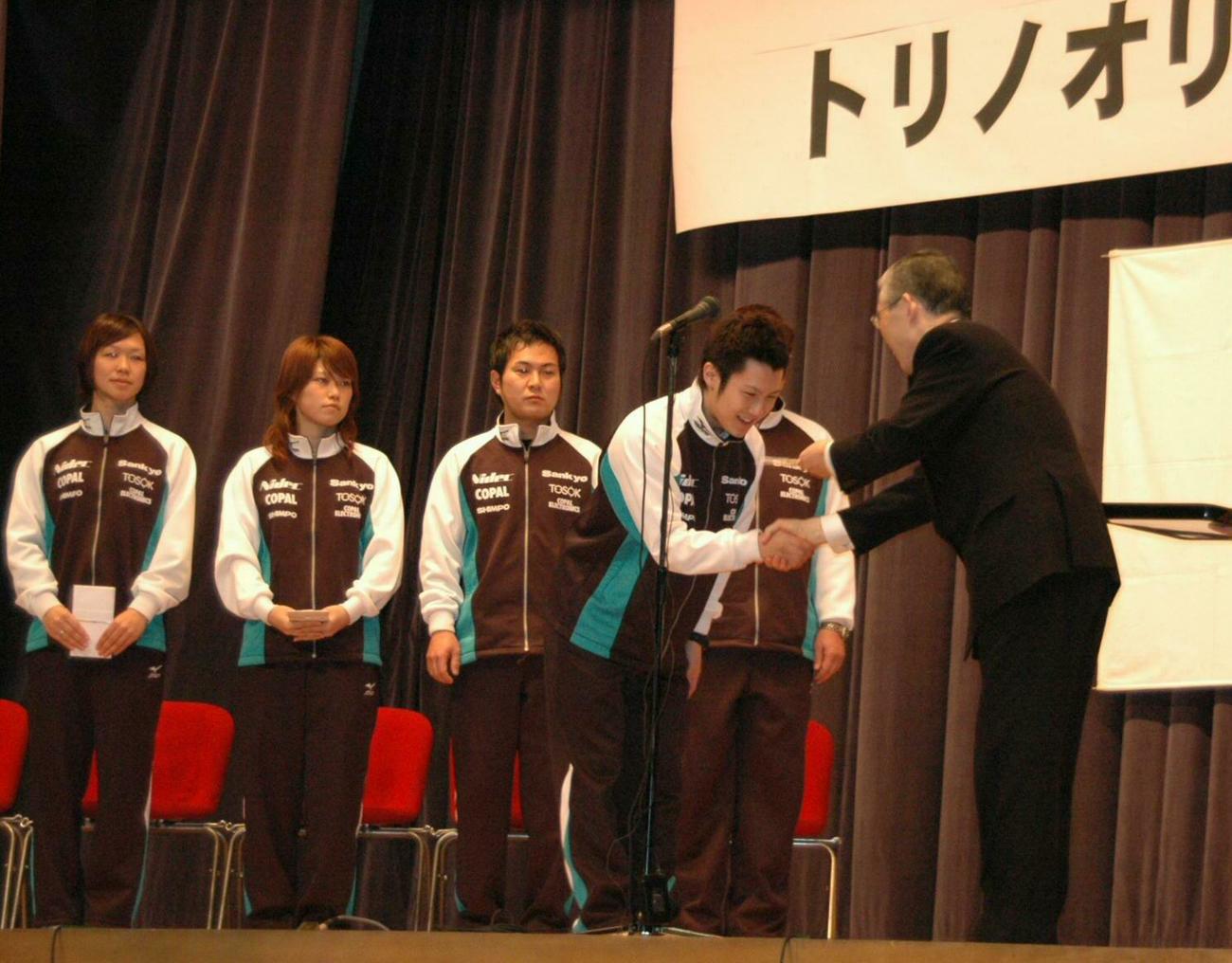 スピードスケートトリノ五輪壮行会　日本電産の永守重信会長から激励金を手渡される加藤条治ら（左から吉井小百合、大菅小百合）(06年1月撮影)