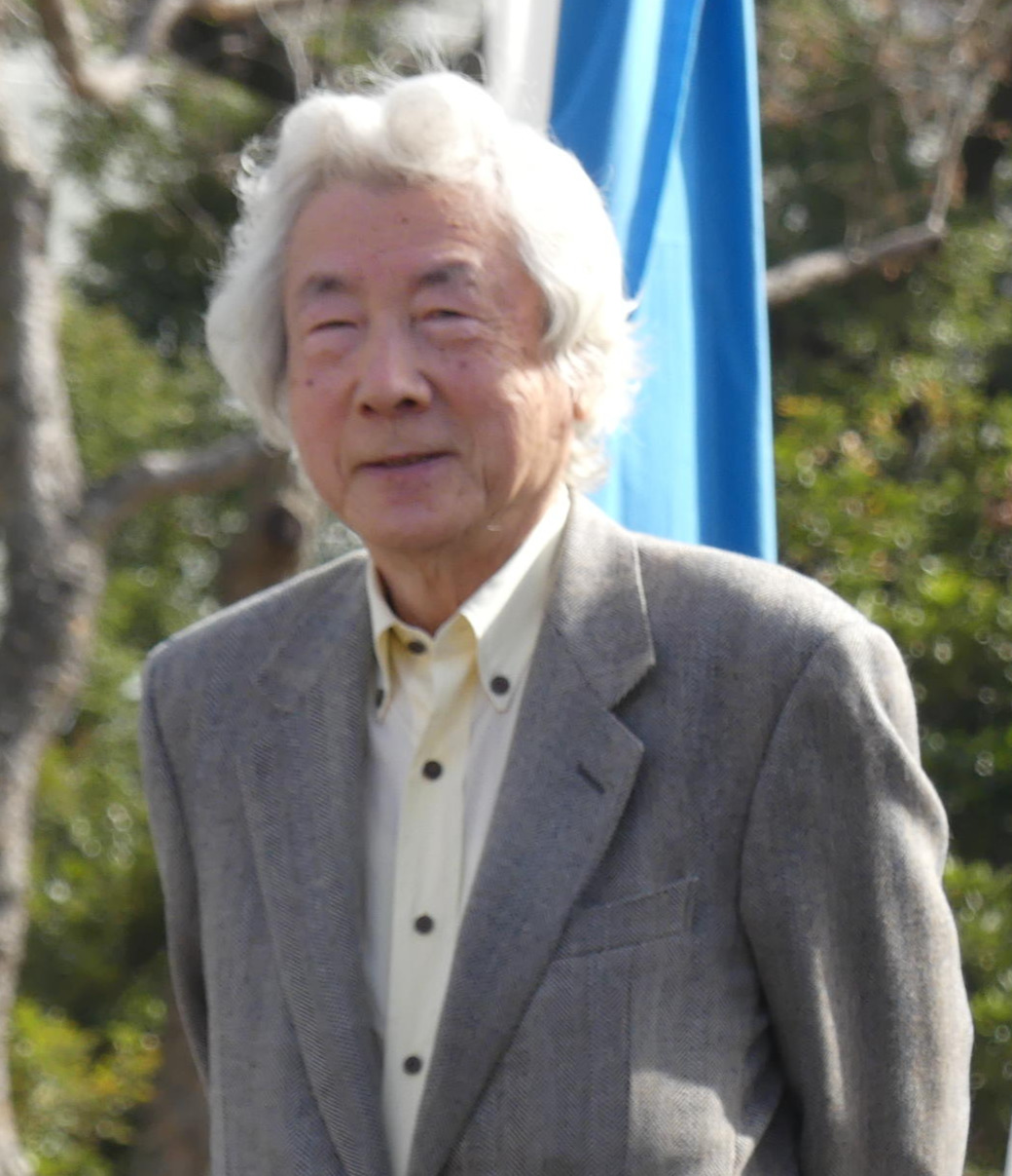 「311未来へのつどいピースオンアース」に出席した小泉純一郎元首相（左）と菅直人元首相＝2023年3月11日