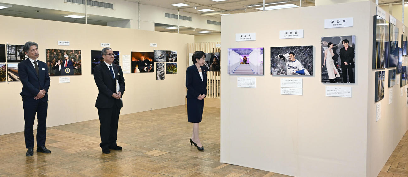 「2025年報道写真展」に訪れた高市首相（撮影・千葉一成）