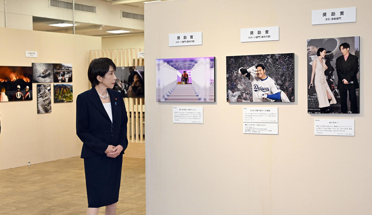 「2025年報道写真展」に訪れた高市首相（撮影・千葉一成）