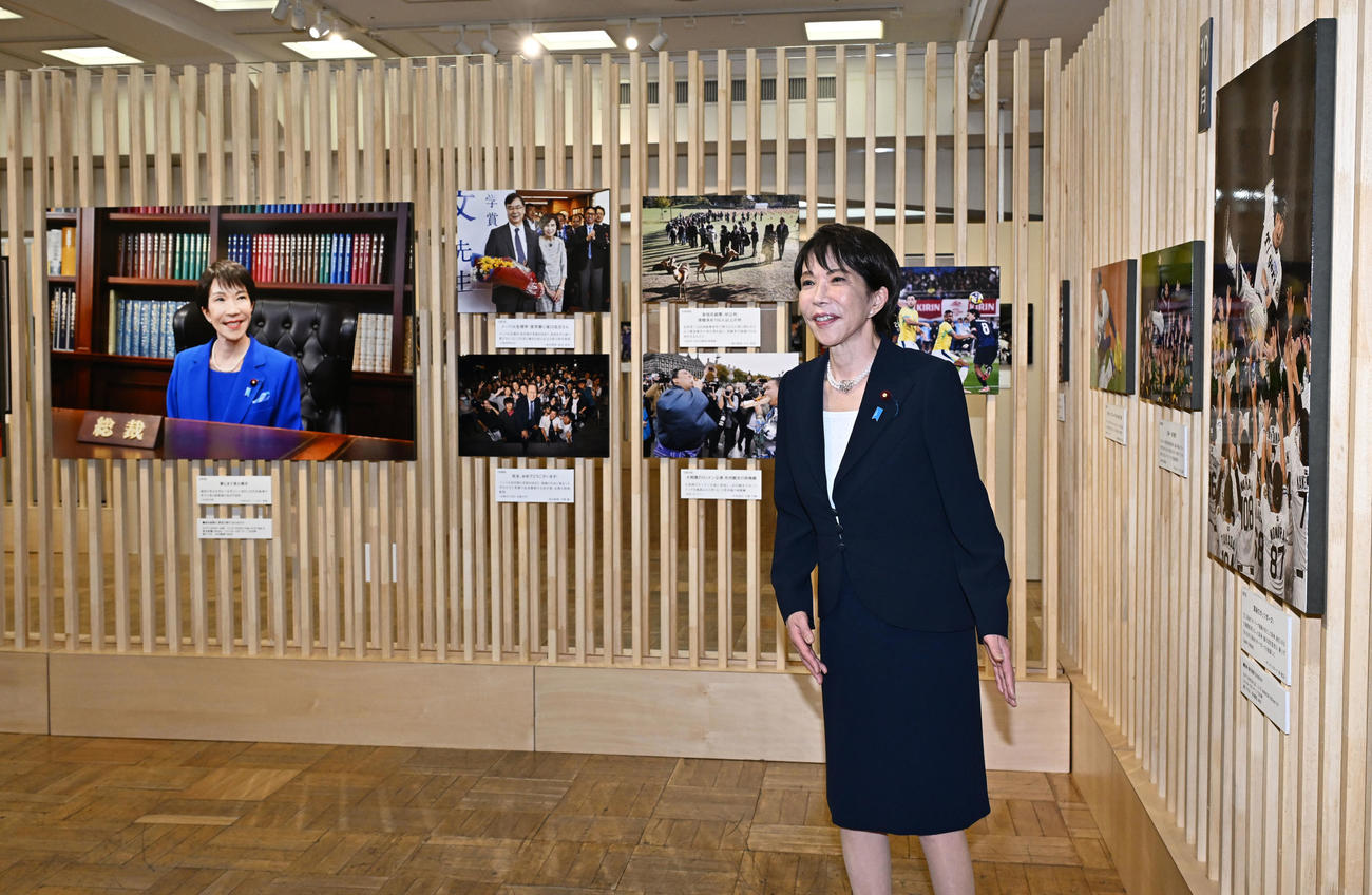 「2025年報道写真展」に訪れた高市首相（撮影・千葉一成）