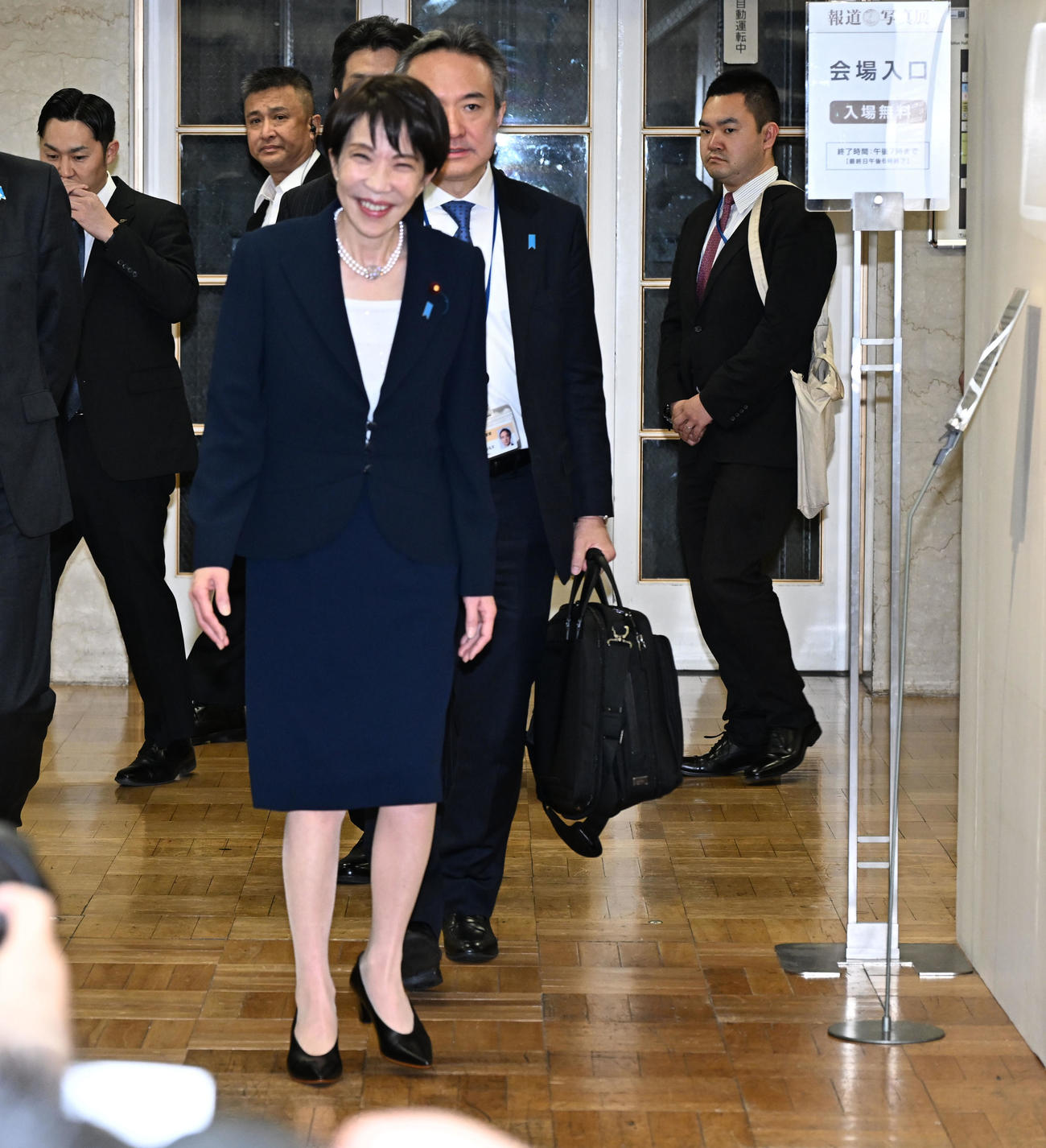 「2025年報道写真展」に訪れた高市首相（撮影・千葉一成）