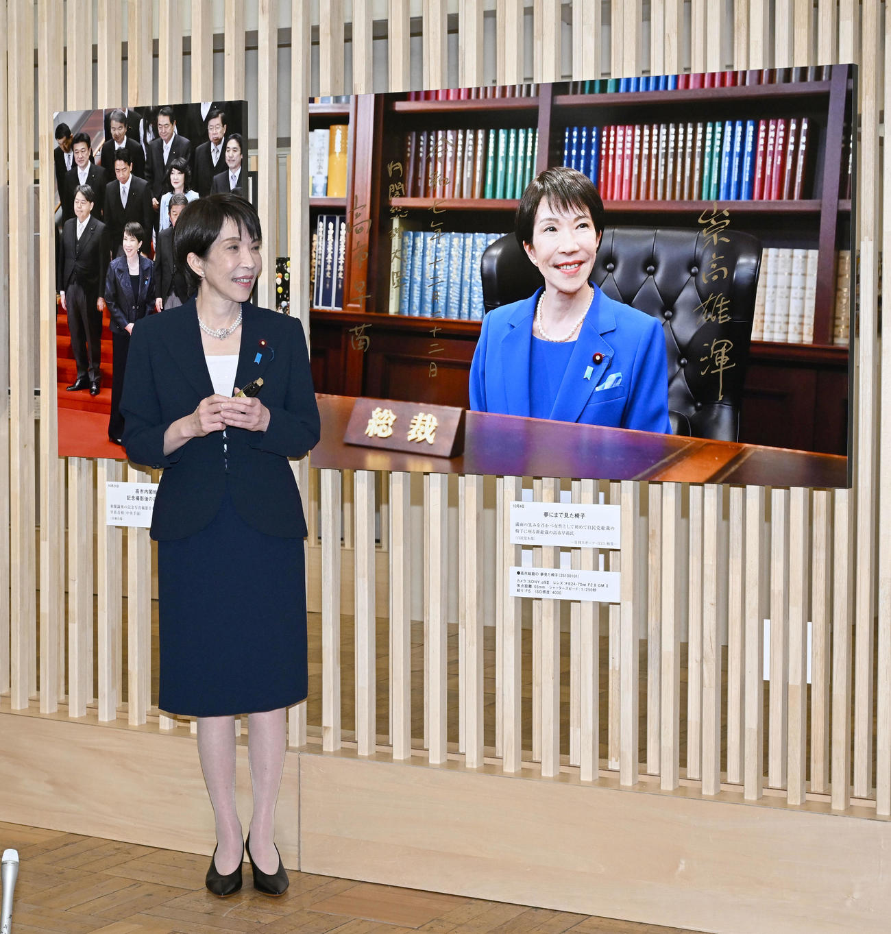 「2025年報道写真展」で本紙・江口和貴カメラマンが撮影した自民党総裁の椅子に座る自身の写真にサインした高市首相（撮影・千葉一成）
