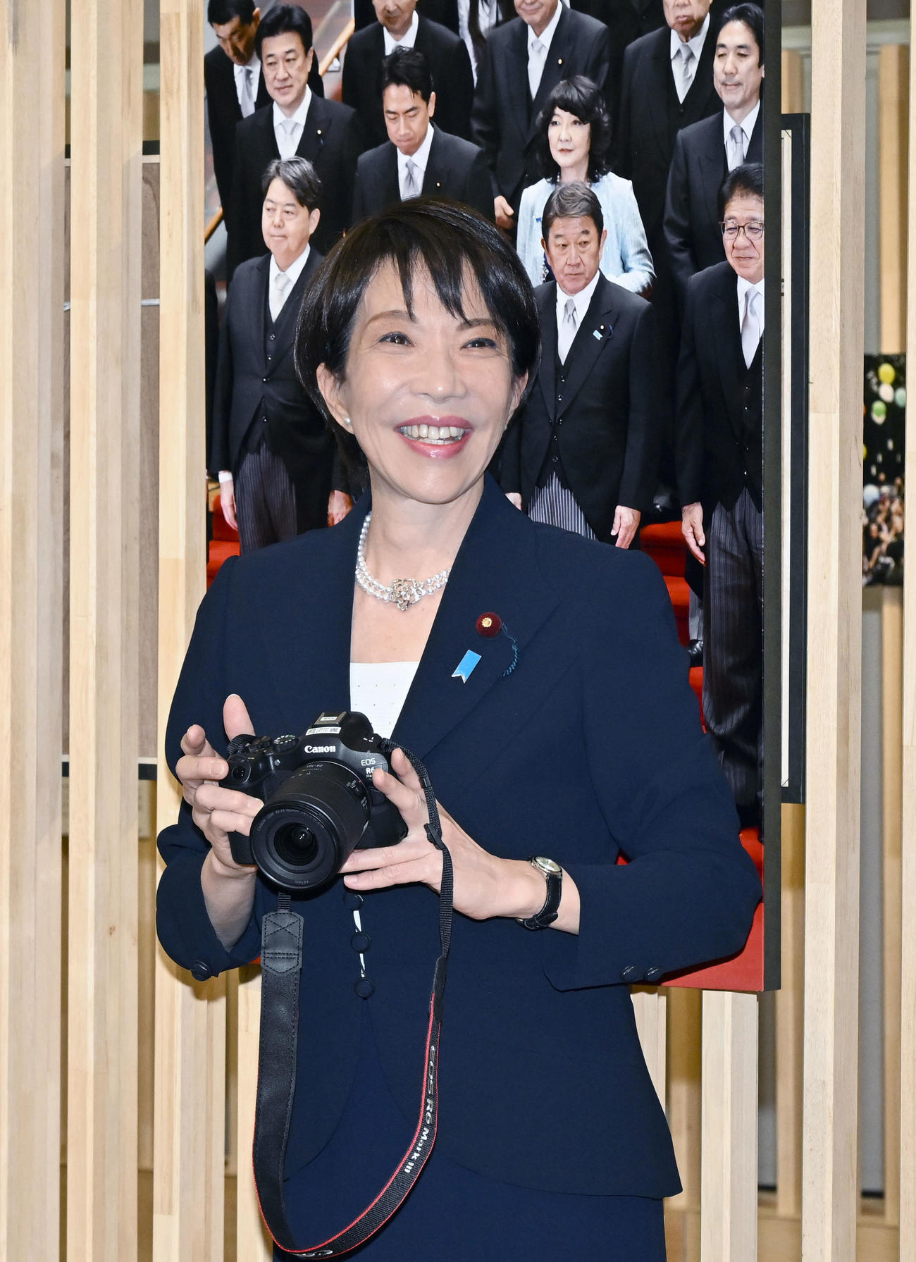 「2025年報道写真展」でカメラを手にする高市首相（撮影・千葉一成）