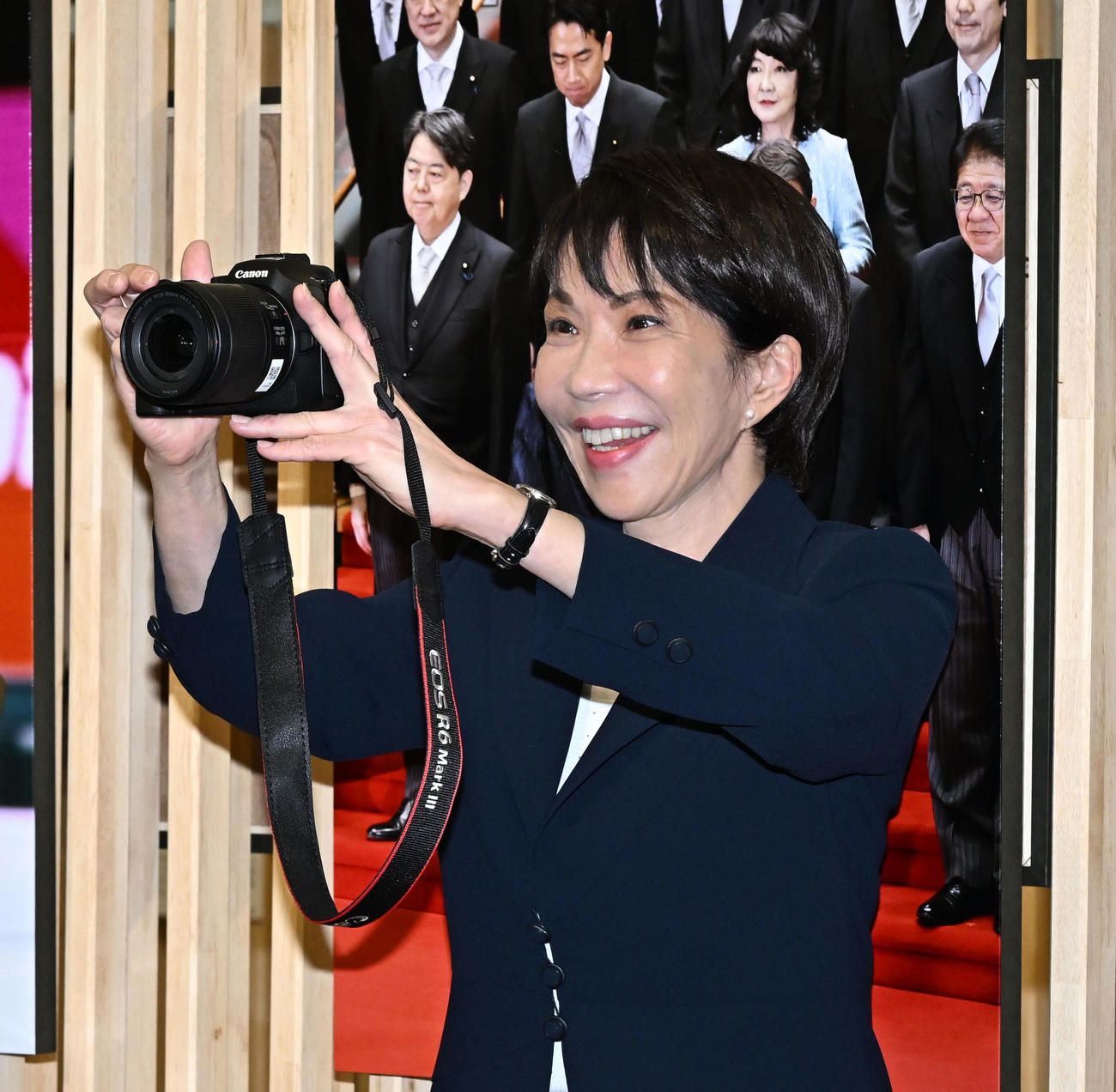 「2025年報道写真展」で手渡されたカメラで報道陣の写真を撮る高市首相（撮影・千葉一成）