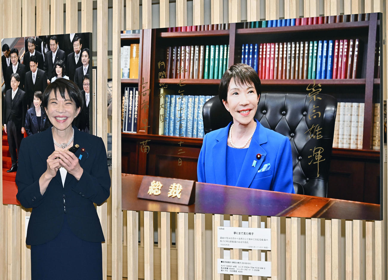 「2025年報道写真展」で本紙・江口和貴カメラマンが撮影した自民党総裁の椅子に座る自身の写真にサインした高市首相（撮影・千葉一成）