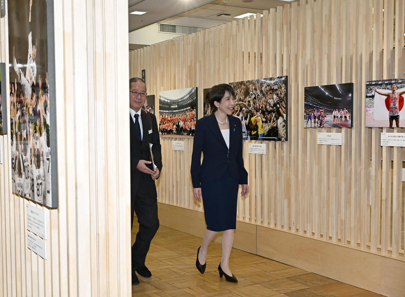 「2025年報道写真展」に訪れた高市首相（撮影・千葉一成）