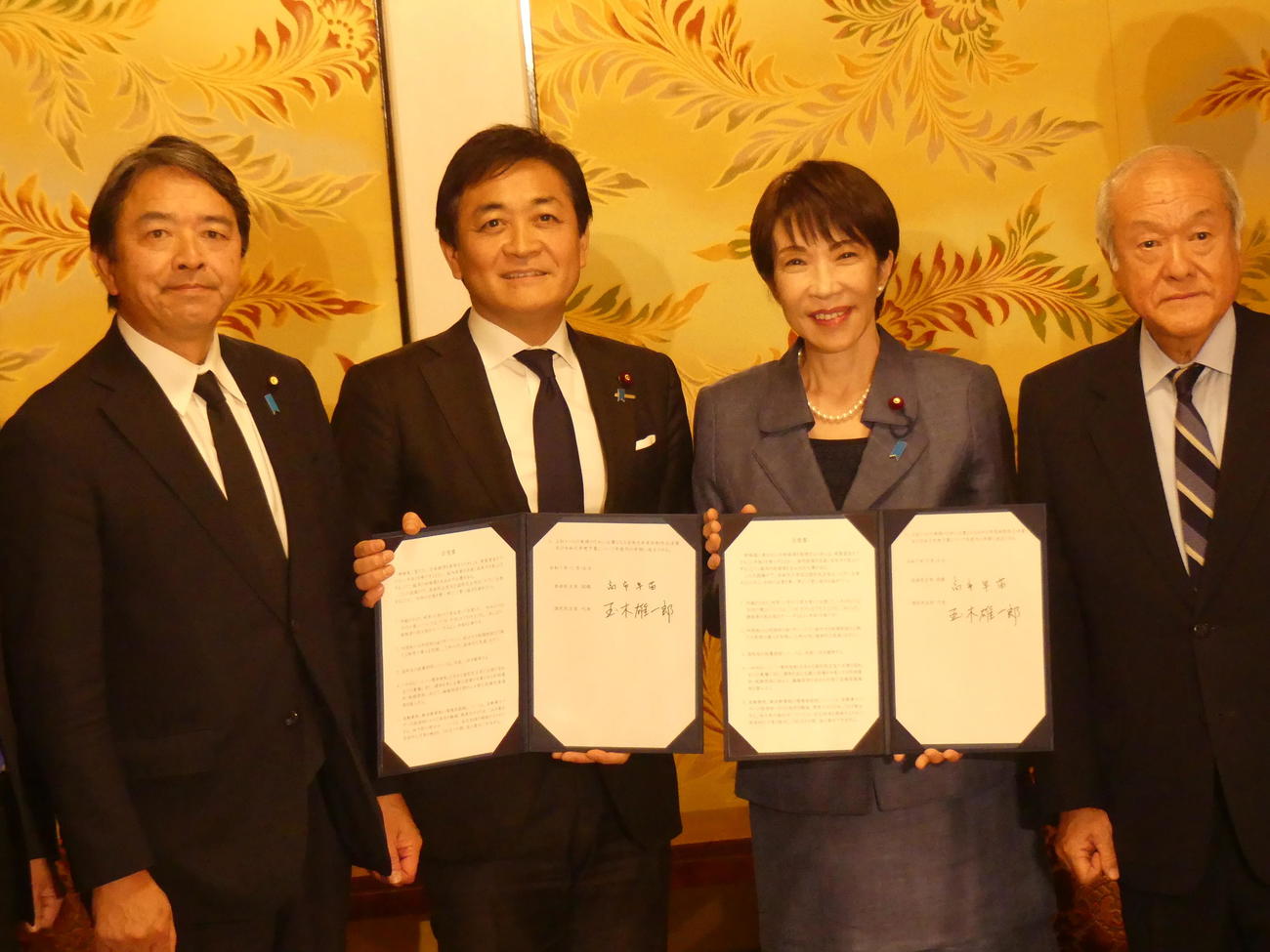 「年収の壁」178万円への引き上げで合意し、合意書を交わす左から国民民主党の榛葉賀津也幹事長、玉木雄一郎代表、高市早苗首相、自民党の鈴木俊一幹事長（2025年12月撮影）