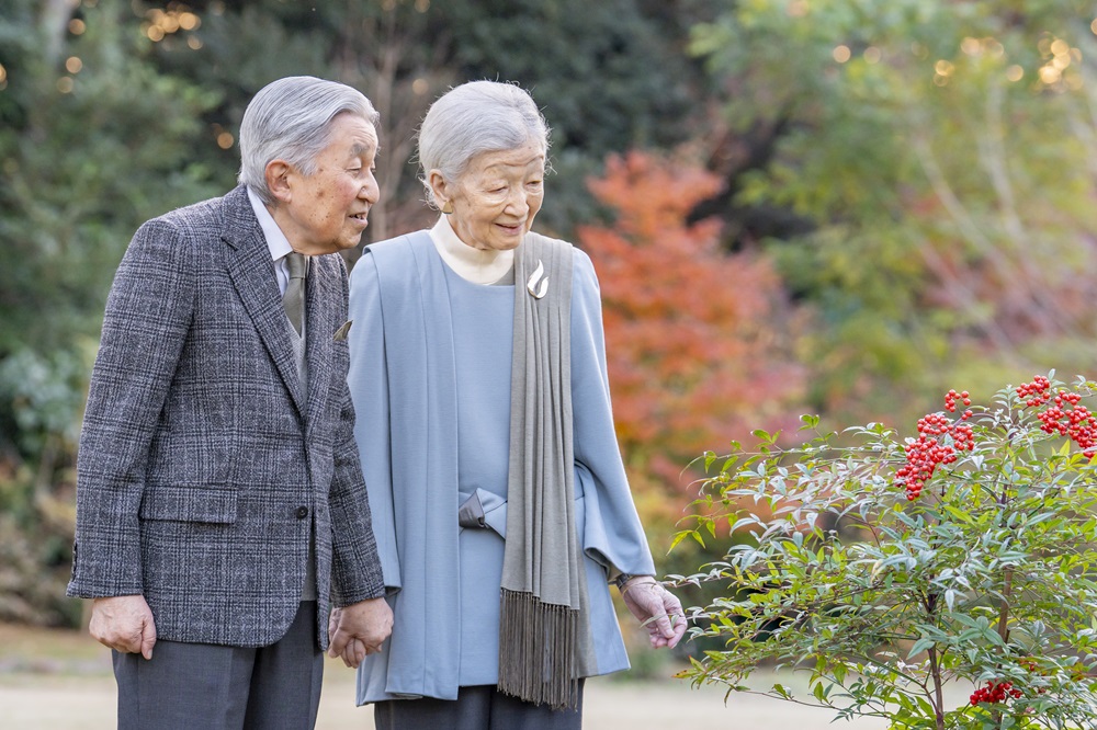 仙洞御所を散策される上皇さまと上皇后さま（宮内庁のホームページから）