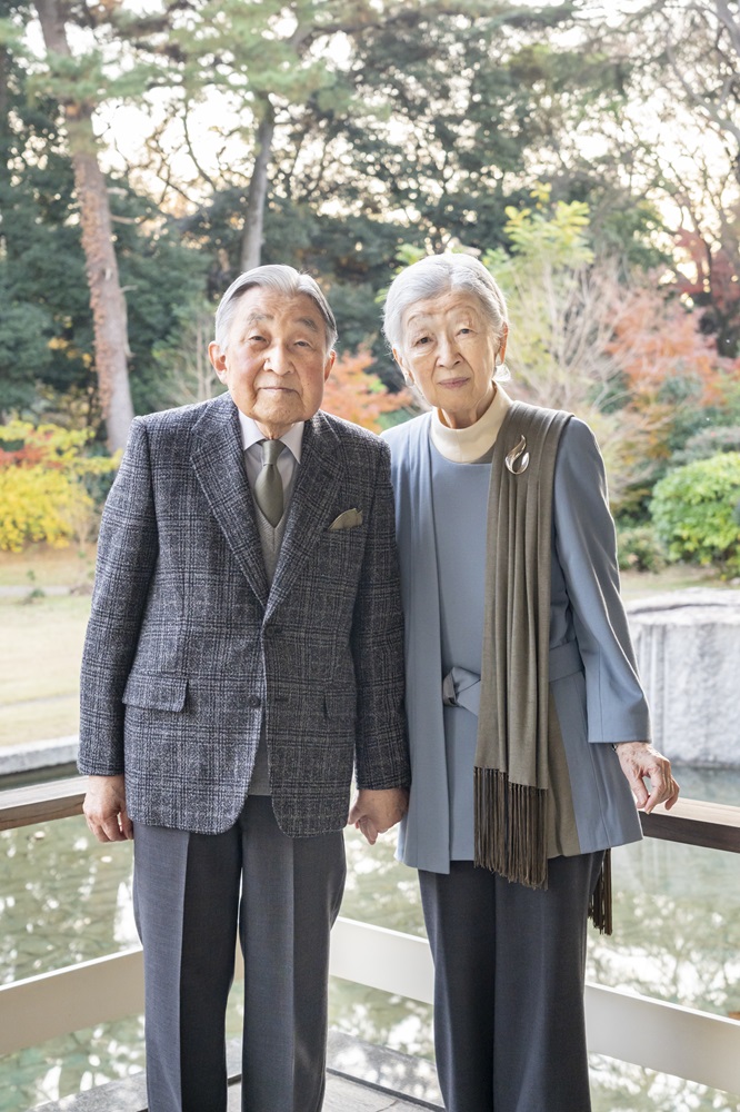 手をつながれる上皇さまと上皇后さま（宮内庁のホームページから）