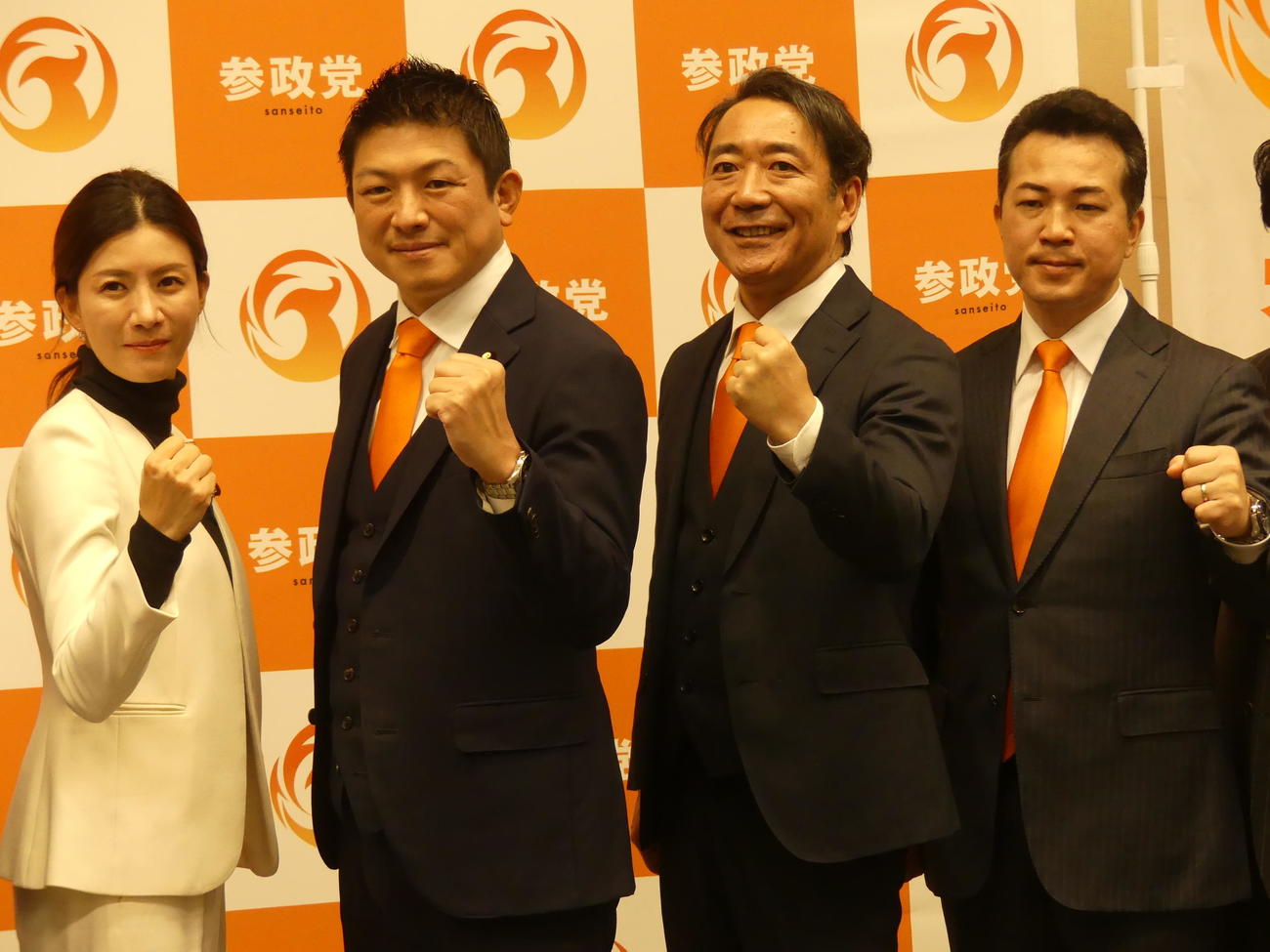 ガッツポーズを見せる左から参政党の吉川里奈議員、神谷宗幣代表、この日入党が発表された中川俊直元衆院議員、宇都隆史元参院議員（撮影・中山知子）