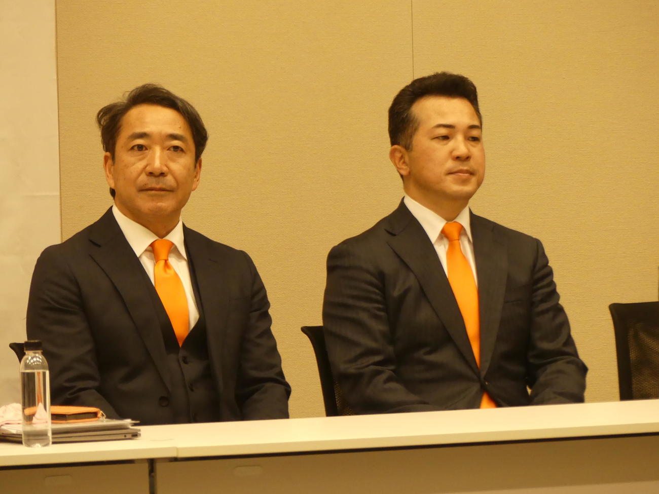 スタッフとして参政党への入党を発表した元自民党の中川俊直元衆院議員（左）と宇都隆史元参院議員（撮影・中山知子）