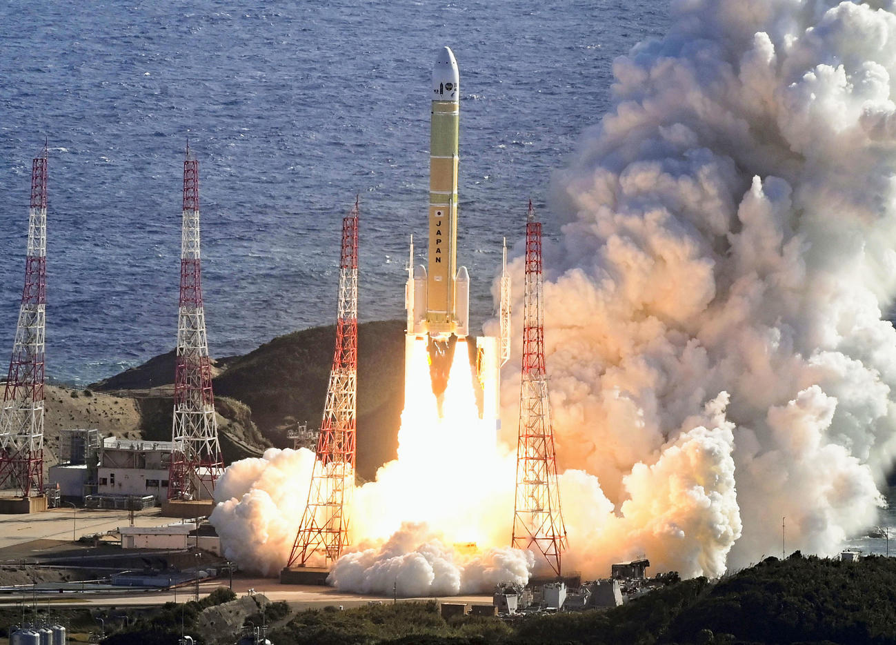 準天頂衛星「みちびき5号機」を載せ、鹿児島県の種子島宇宙センターから打ち上げられるH3ロケット8号機。2段目のエンジンが予定より早く停止し、打ち上げは失敗した＝22日午前10時51分（共同通信社ヘリから）