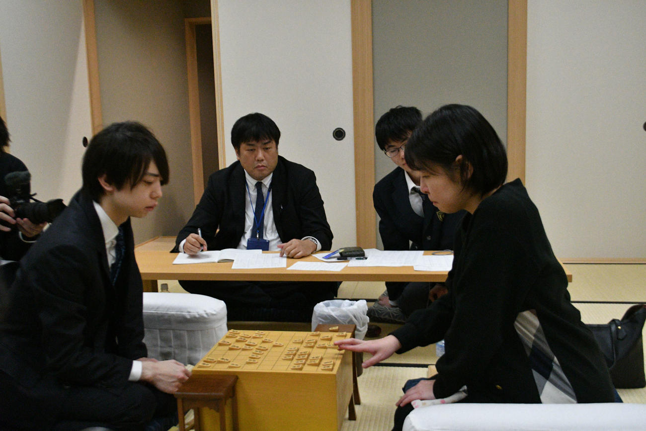 初参加の齊籐優希四段（左）は女性初の挑戦者決定リーグ入りを目指した伊藤沙恵女流四段（右）を王位戦予選決勝で下す