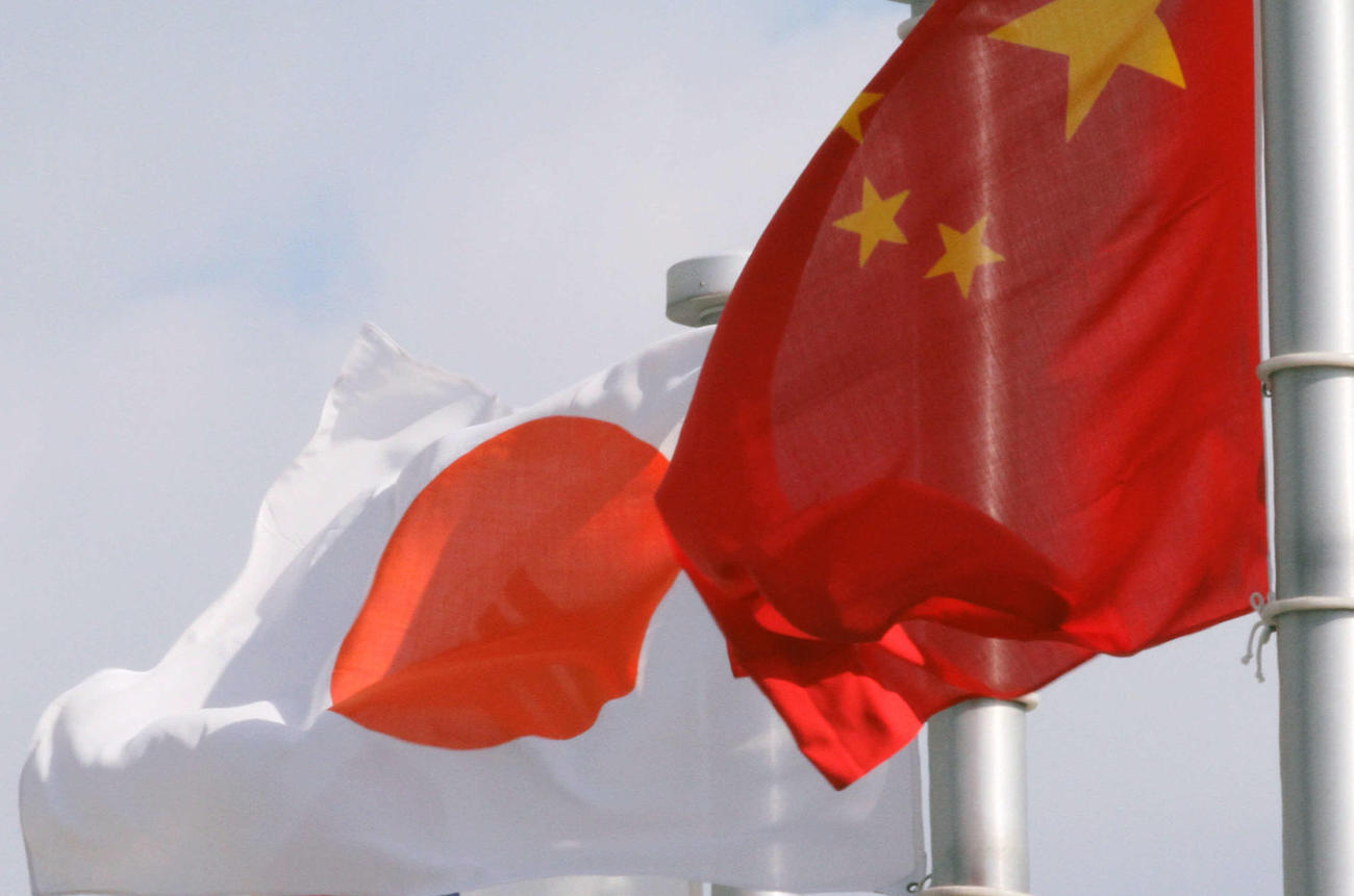 日本と中国の国旗