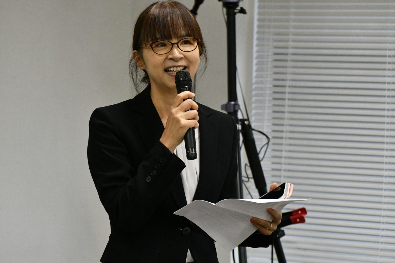 詰碁王決定戦の東京会場でルール説明を行う吉原由香里六段