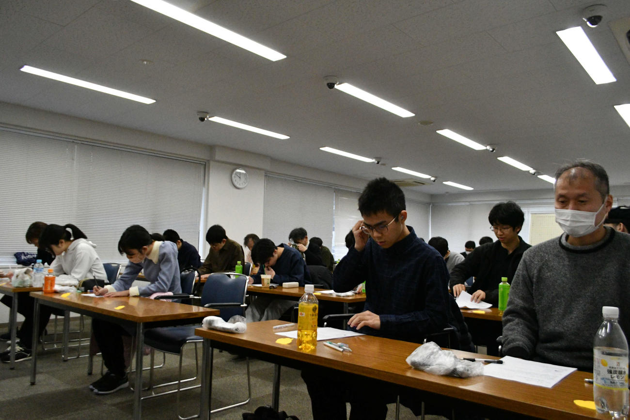 詰碁王決定戦の東京会場では多くの棋士が参加した