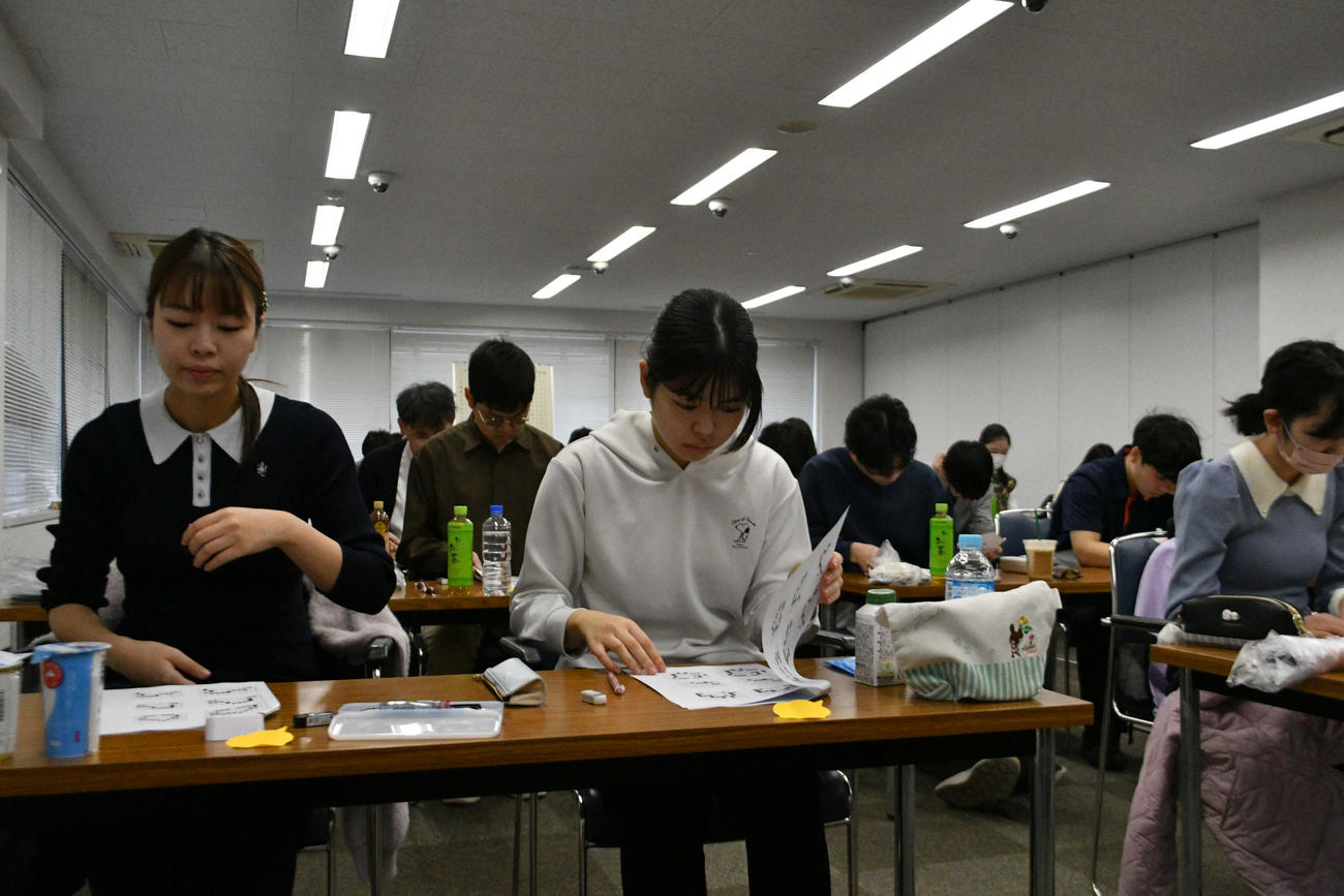 詰碁王決定戦の東京会場で問題を解く姉の上野愛咲美女流名人と妹の上野梨紗女流棋聖