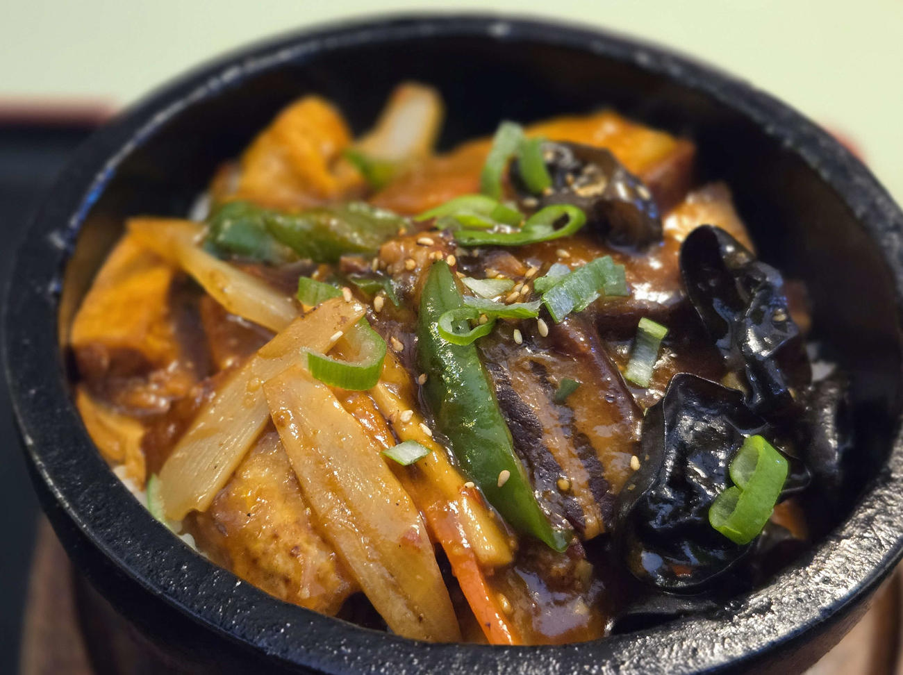「中華満福　香港軒」の特別応援メニュー「揚げ豆腐五目あんかけ　石焼ご飯」