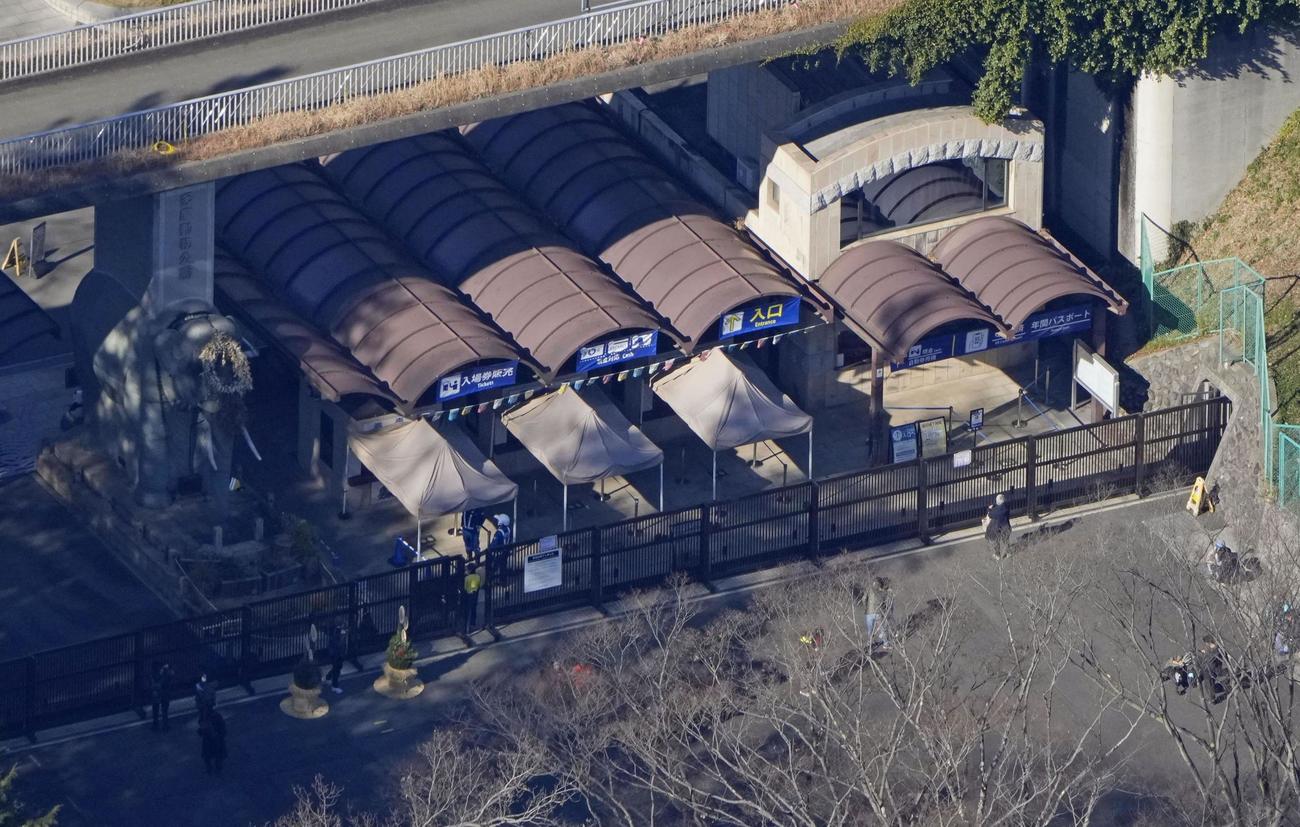 ヨーロッパオオカミが脱走し、閉ざされた多摩動物公園の正門（共同通信社ヘリから）