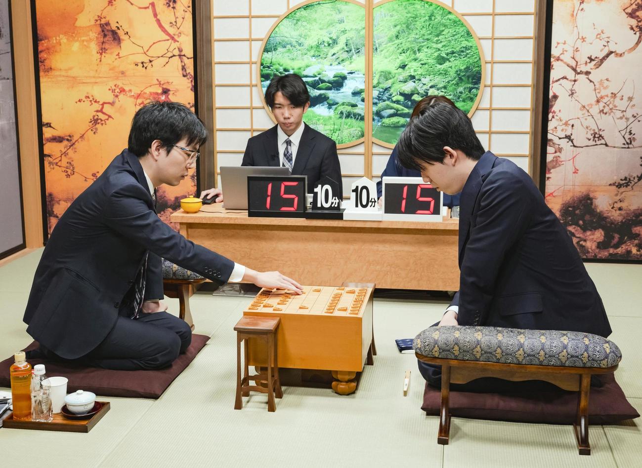 第33期銀河戦決勝で対局する豊島将之九段（左）と藤井聡太六冠（日本将棋連盟提供＝共同）