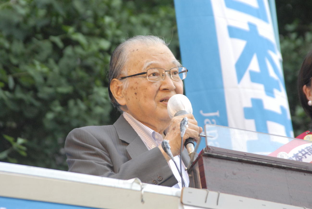 共産党のレジェンド不破哲三前議長はJR関内駅前で安倍政権打倒を訴えた(2016年撮影)