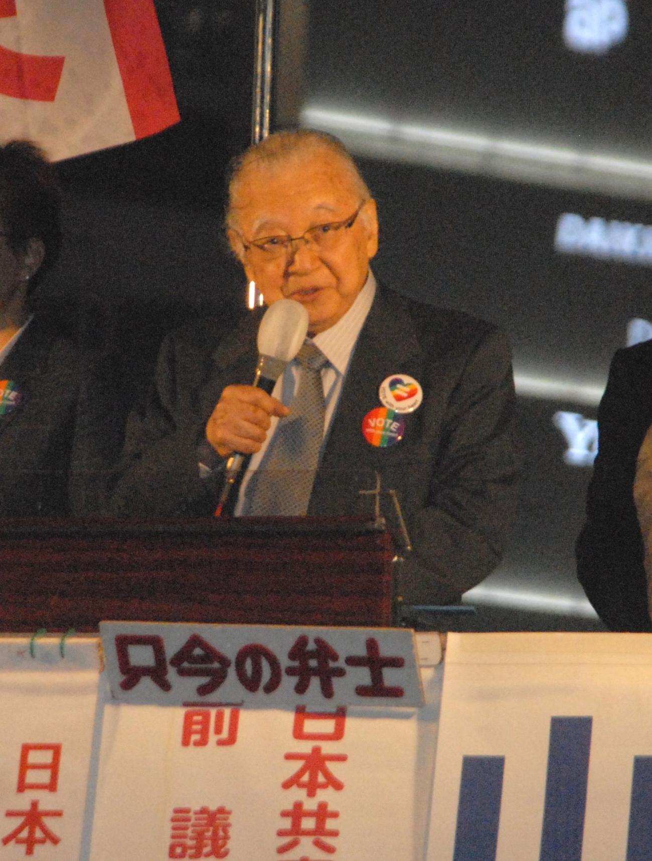 東京・池袋で演説した共産党の不破哲三前議長は安倍政権の打倒を呼びかけた（2017年撮影）