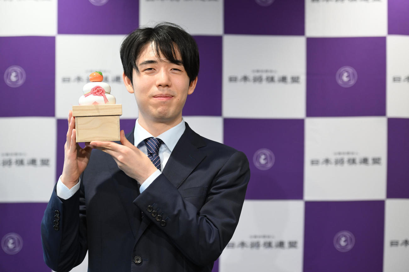 鏡餅を手に穏やかな表情の藤井聡太6冠（撮影・和賀正仁）