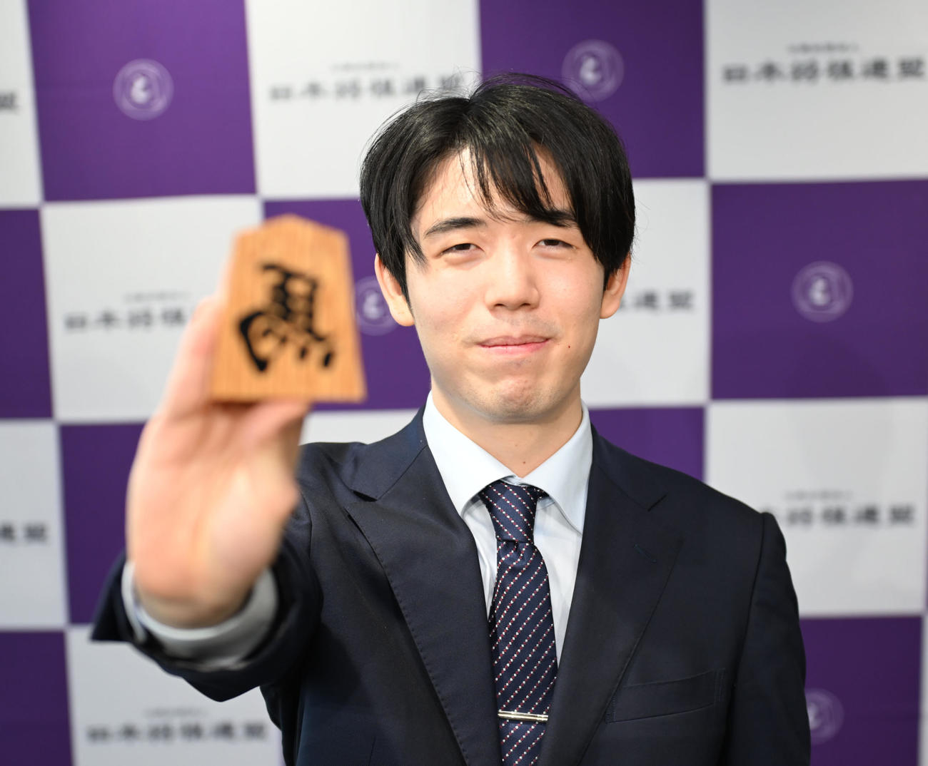 「左馬」を手にさらなる成長を期す藤井聡太6冠（撮影・和賀正仁）