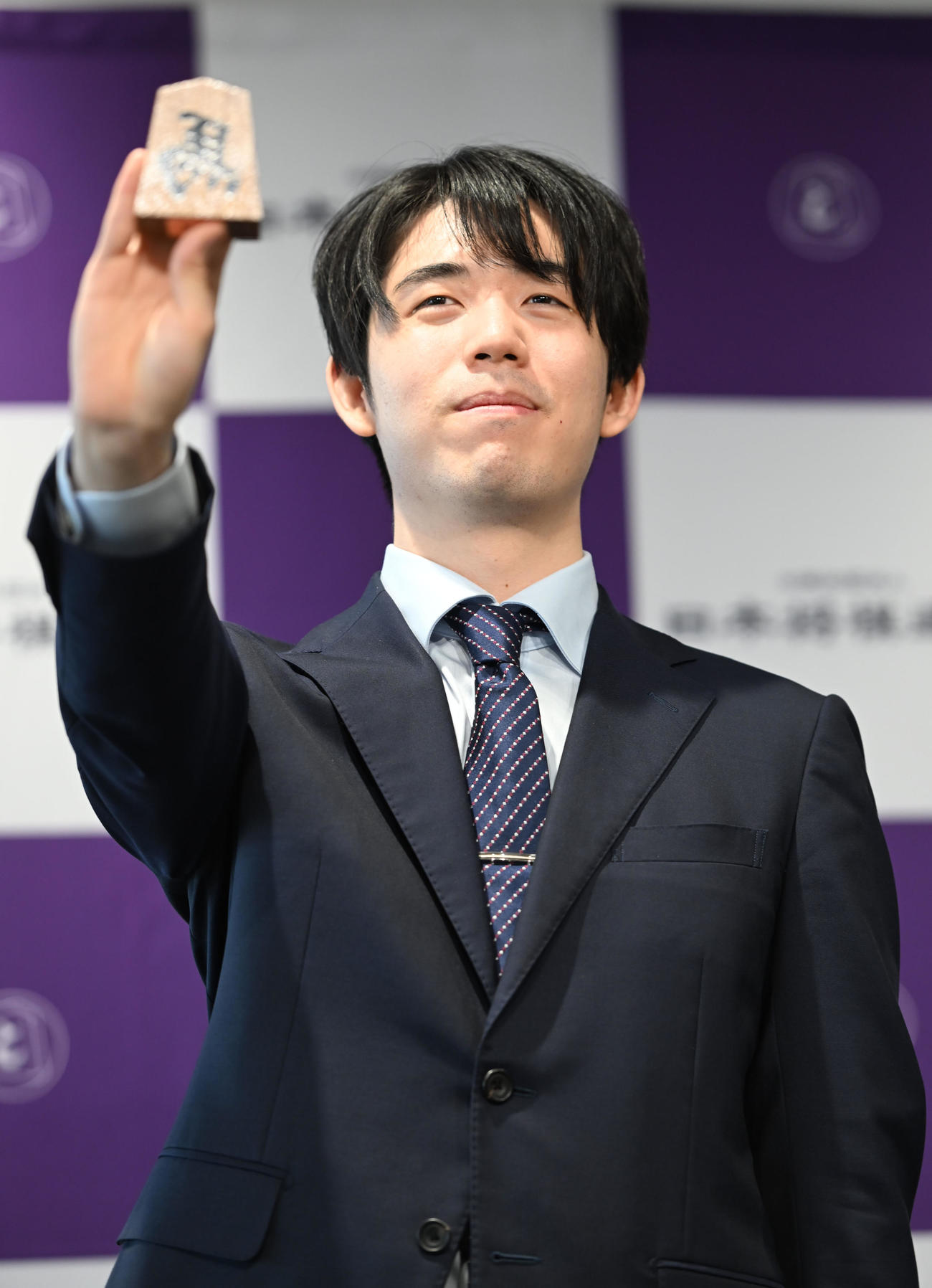 「左馬」を手にさらなる成長を期す藤井聡太6冠（撮影・和賀正仁）