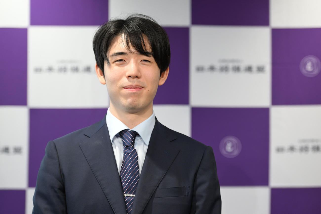 カメラにまっすぐな視線を送る藤井聡太6冠（撮影・和賀正仁）