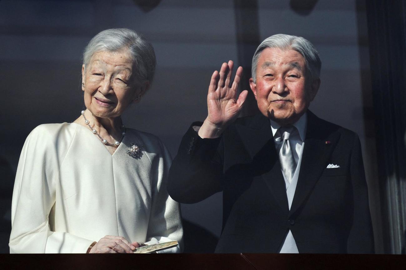 新年一般参賀で、集まった人たちに手を振る上皇さま、上皇后美智子さま（ロイター）