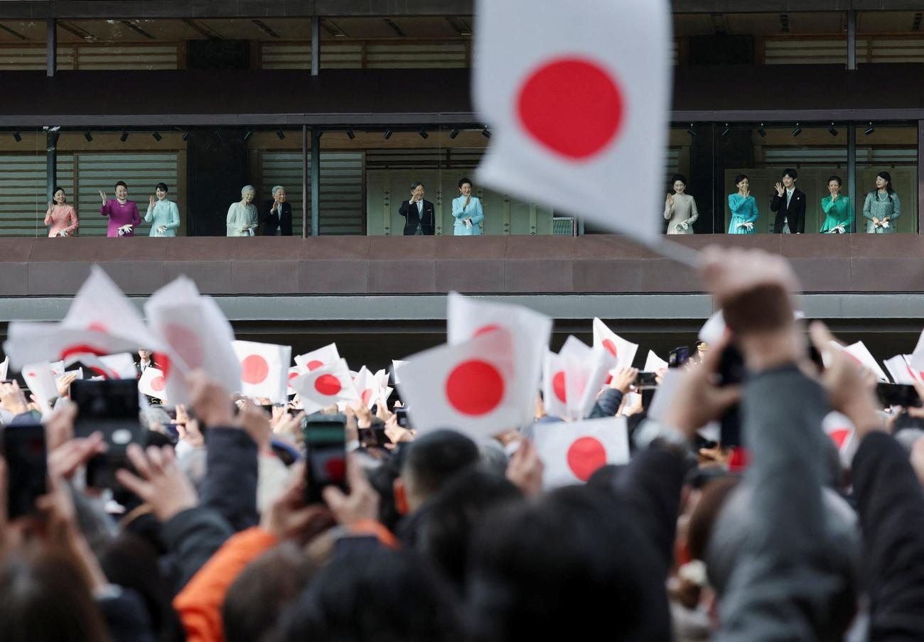 新年一般参賀で、集まった人たちに手を振られる天皇、皇后両陛下、愛子さま、上皇ご夫妻ら皇族の方々（ロイター）