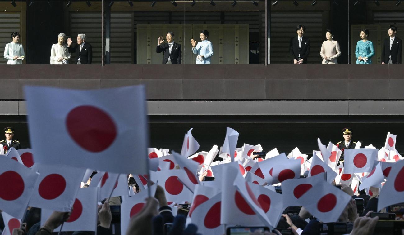 新年一般参賀で、集まった人たちに手を振られる天皇、皇后両陛下、愛子さま、上皇ご夫妻、秋篠宮ご夫妻、悠仁さま、佳子さま（共同）