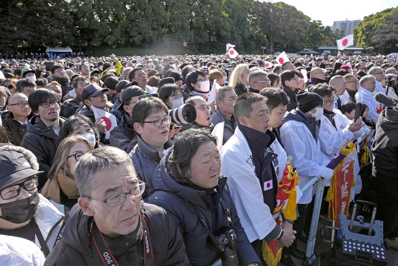 新年一般参賀に訪れた人たち（共同）