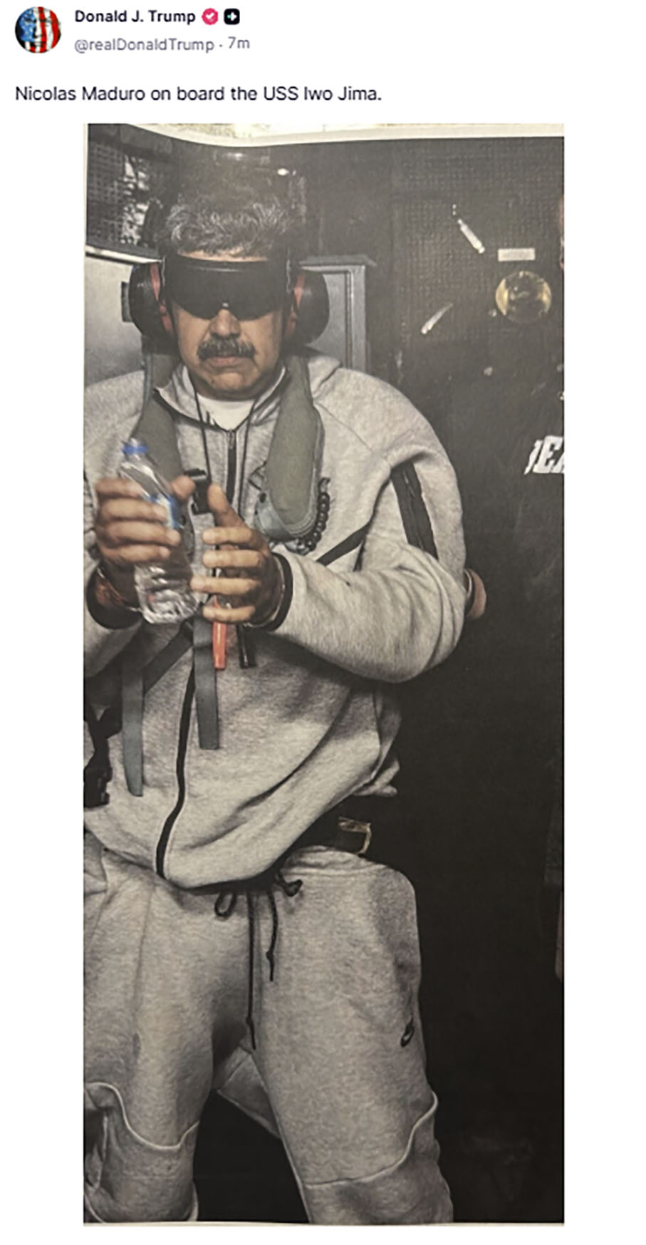 トランプ米大統領がSNSに投稿した、拘束されたベネズエラのマドゥロ大統領の写真（SNSトゥルース・ソーシャルから）