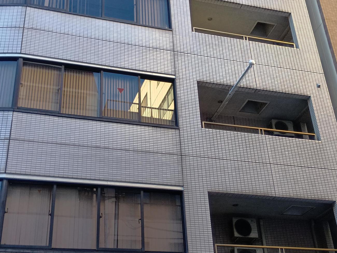 東京都中央区のベネズエラ大使館が入るビル。オフィスがある3階は正月休館でブラインドが閉められていた