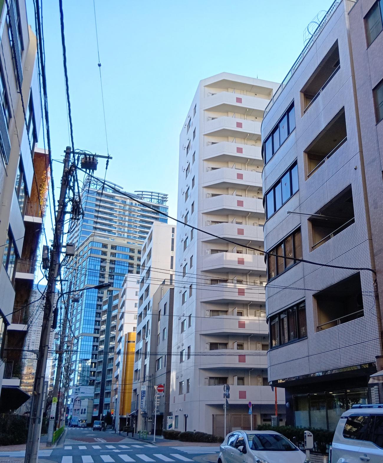東京都中央区のベネズエラ大使館が入るビル（右）周辺は、正月休みということもあり静まりかえっていた