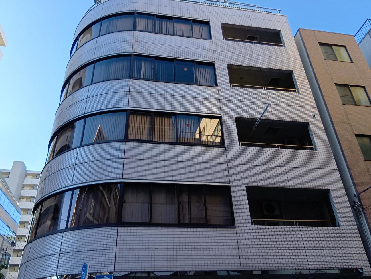 東京都中央区のベネズエラ大使館が入るビル。オフィスがある3階は正月休館でブラインドが閉められていた