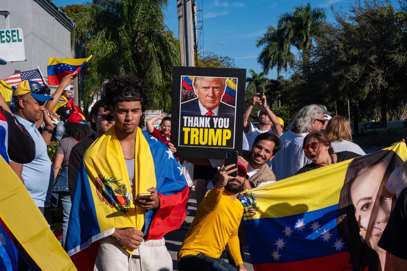 米南部フロリダ州ドラルで、ベネズエラのマドゥロ大統領の拘束発表後に喜ぶ人たち（AP＝共同）