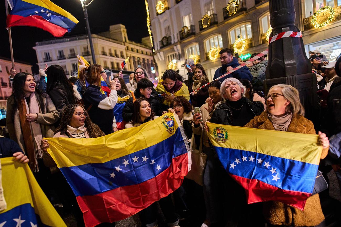 スペインの首都マドリードで、ベネズエラのマドゥロ大統領の拘束発表後に喜ぶ人たち（AP＝共同）