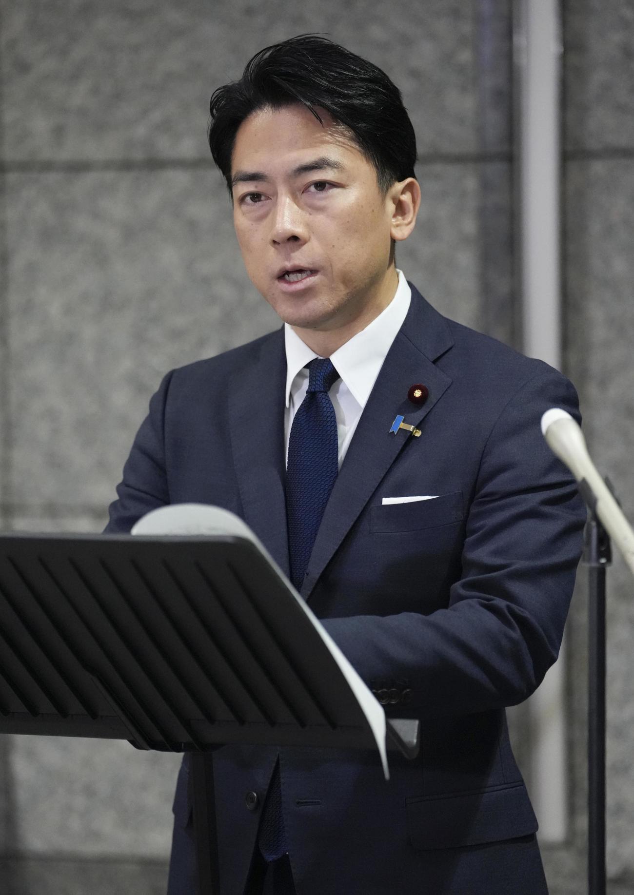 北朝鮮のミサイル発射を受け、記者会見する小泉防衛相（共同）