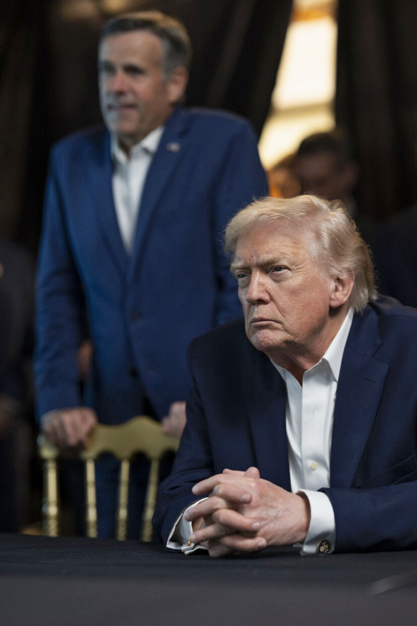 3日、米フロリダ州の私邸でベネズエラ攻撃を注視するトランプ大統領（右）。自身のSNSに写真を投稿した（SNSトゥルース・ソーシャルから、共同）