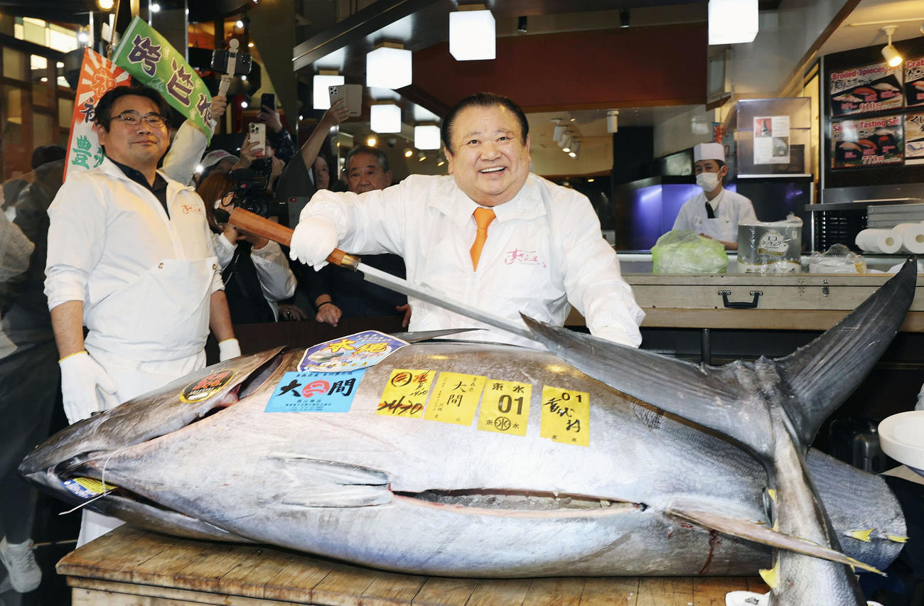 「初競り」最高値の5億1030万円で競り落とされた青森県大間産のクロマグロに包丁を当てる「喜代村」の木村清社長（共同）