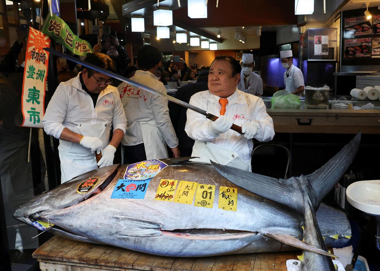 「初競り」最高値の5億1030万円で競り落とされた青森県大間産のクロマグロを解体する包丁を見せる「喜代村」の木村清社長（ロイター）