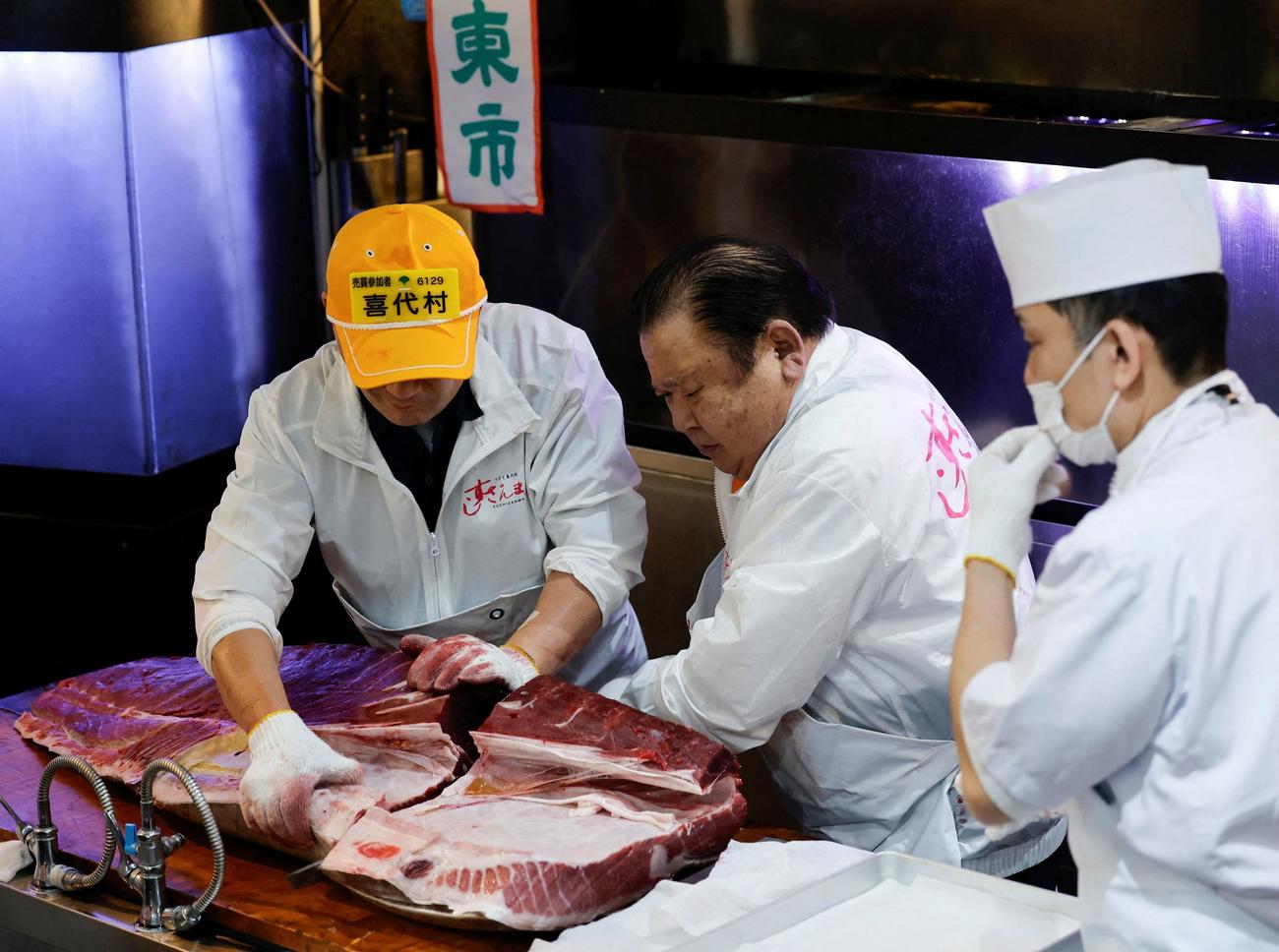 「初競り」最高値の5億1030万円で競り落とされた青森県大間産のクロマグロを解体する「喜代村」の木村清社長（ロイター）