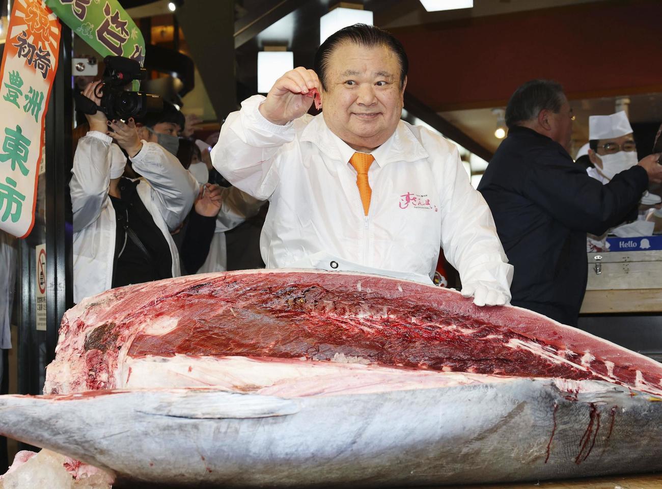 「初競り」最高値の5億1030万円で競り落とされた青森県大間産のクロマグロの切り身を見せる「喜代村」の木村清社長（共同）